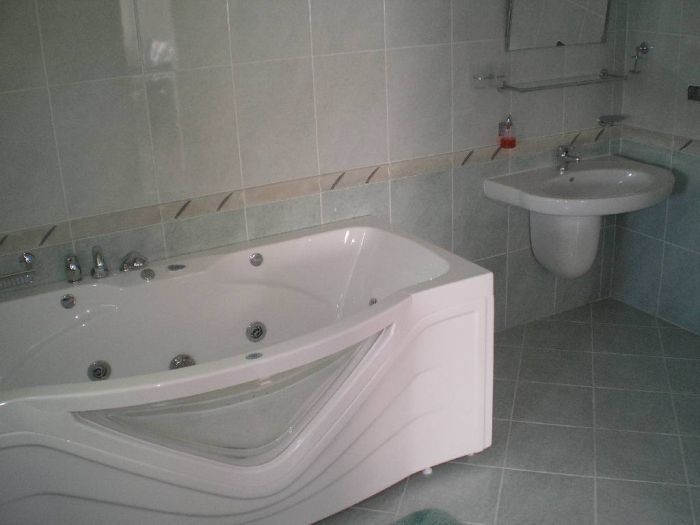 Przykładowa łazienka w pokoju komfort  z wanną do hydromasażu  Wapienne