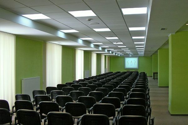 Sala konferencyjna obszarna sala konferencyjna na terenie ośrodka rehabilitacyjnego Lwigród