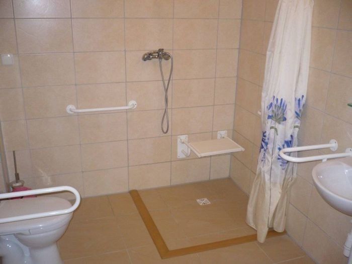 Przykładowa łazienka w budynku B i C dla osób niepełnosprawnych ruchowo Przykładowa łazienka w budynku B i C dla osób niepełnosprawnych ruchowo Hutmen