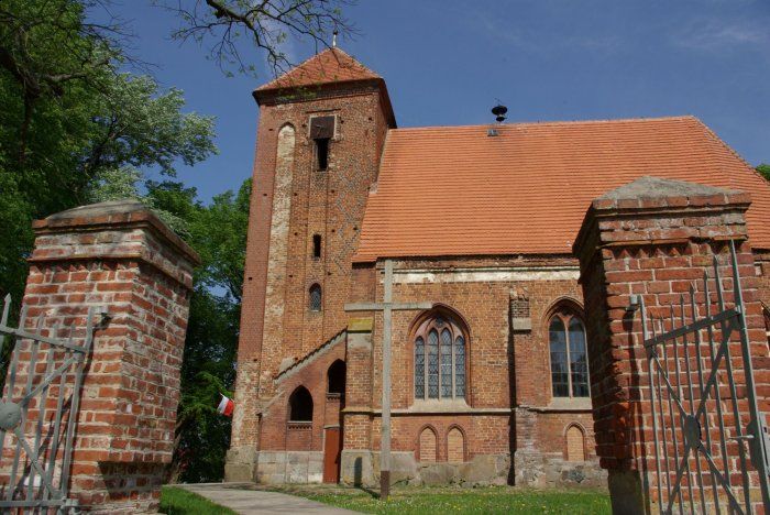 Kościół w Barzowicach Kościół w Barzowicach Hutmen